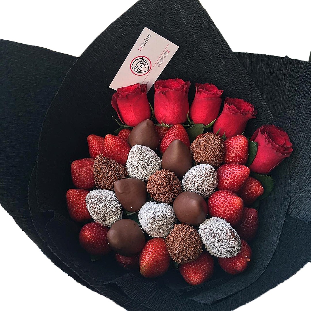 Клубничный букет в шоколаде с цветами