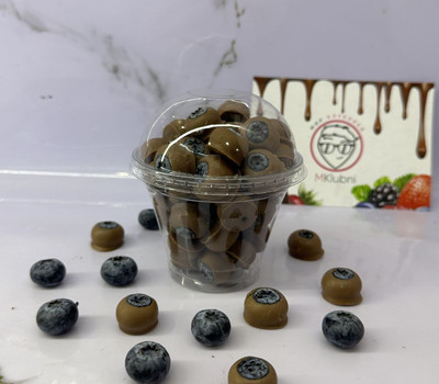 Голубика в шоколаде в стакане