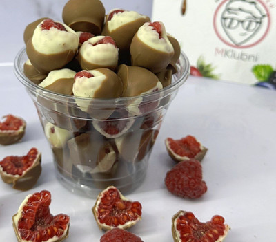 Малина в шоколаде в стакане