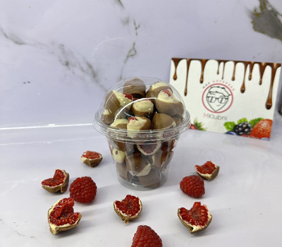 Малина в шоколаде в стакане